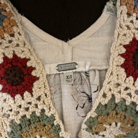 Buckle fancy gimmicks brand shirt with crochet style shoulder and snap closure - Picture 5 of 6